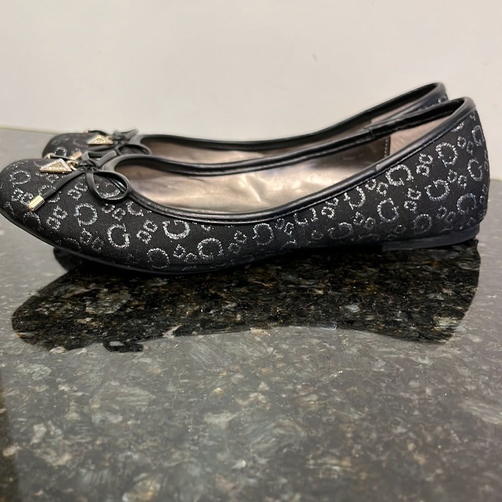Guess Women’s size 6.5 Black Flat Slip-on Women Shoes. Excellent Conditi… - Picture 4 of 11